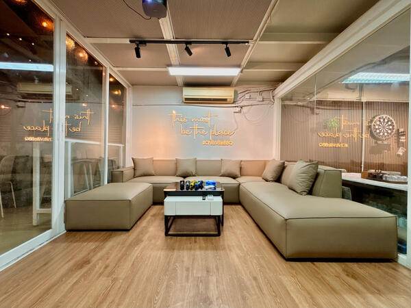 ChillsVille BBQ Party Room 位於荔枝角，鄰近荔枝角港鐵站， 最啱朋友聚會、生日派對、公司 team building、畢業 gathering、 轉工 farewell、紀念日慶祝。場地 1000 尺三大分區， 可容納 10–38 人，提供 BBQ、卡啦OK、電動麻雀、Switch、 PS4、桌遊、Poker、飛鏢等娛樂設施。